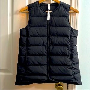 Lululemon women black vest
90% Grey goose down
10% Goose feathers